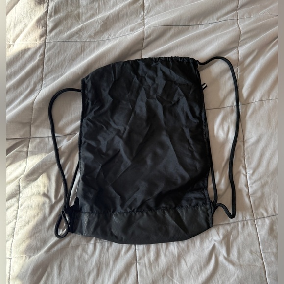 Nike Black Drawstring Gym Bag Backpack With Zipper Pocket - Barely Used! - Picture 2 of 2